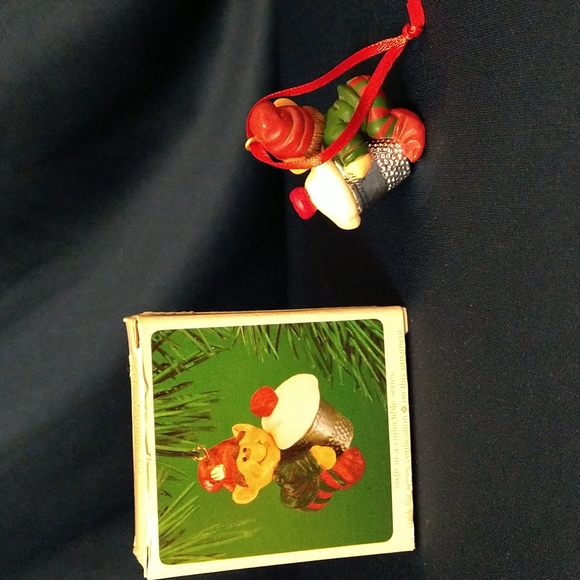 Vintage 1983 Hallmark Keepsake Christmas Ornament Thimble Elf - Picture 3 of 5